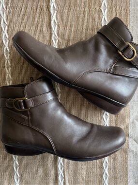 Naturalizer Brown Leather Ankle Boots with Buckle size 9